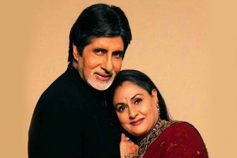 জয়া আরও বলেন, ‘‘শ্বেতার বিয়ের পর আমরা কখনও ওর চলে যাওয়ার সঙ্গে মানিয়ে নিতে পারিনি। ও যে আর বচ্চন পরিবারের সঙ্গে থাকে না তা মেনে নেওয়া খুব কঠিন ছিল।’’