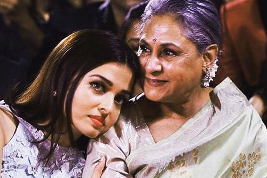 ঐশ্বর্যার সঙ্গে নিজের সম্পর্ক নিয়েও পুরনো সাক্ষাৎকারে মুখ খোলেন জয়া। জয়া বলেন, ‘‘ঐশ্বর্যার সঙ্গে আমার বন্ধুর মতো সম্পর্ক। ওর কোনও স্বভাব পছন্দ না হলে আমি ওকে সরাসরি বলি। ওর পিছনে কখনও নিন্দা করি না।’’