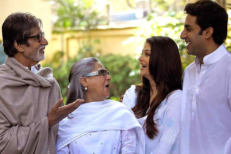 ঐশ্বর্যাও নাকি জয়ার সঙ্গে একই রকম ভাবে মেশেন বলে সাক্ষাৎকারে জানান জয়া। জয়া বলেন, ‘‘আমার সঙ্গে ঐশ্বর্যার মতের অমিল হলে সে কথা ও আমাকে স্পষ্ট জানিয়ে দেয়।’’