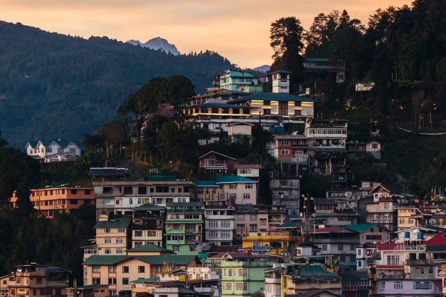 শহর,  কিন্তু নিরিবিলি। শহুরে সমস্ত সুযোগসুবিধে রয়েছে, অথচ পাহাড়,  উপত্যকা, নদী, হ্রদ,  জলপ্রপাত,  হিমবাহ মিলেমিশে ভরপুর প্রাকৃতিক সৌন্দর্য। সঙ্গে গভীর ভক্তিভাব জাগ্রত করে অতুলনীয় সব মন্দির,  দেবত্বস্থানগুলি।