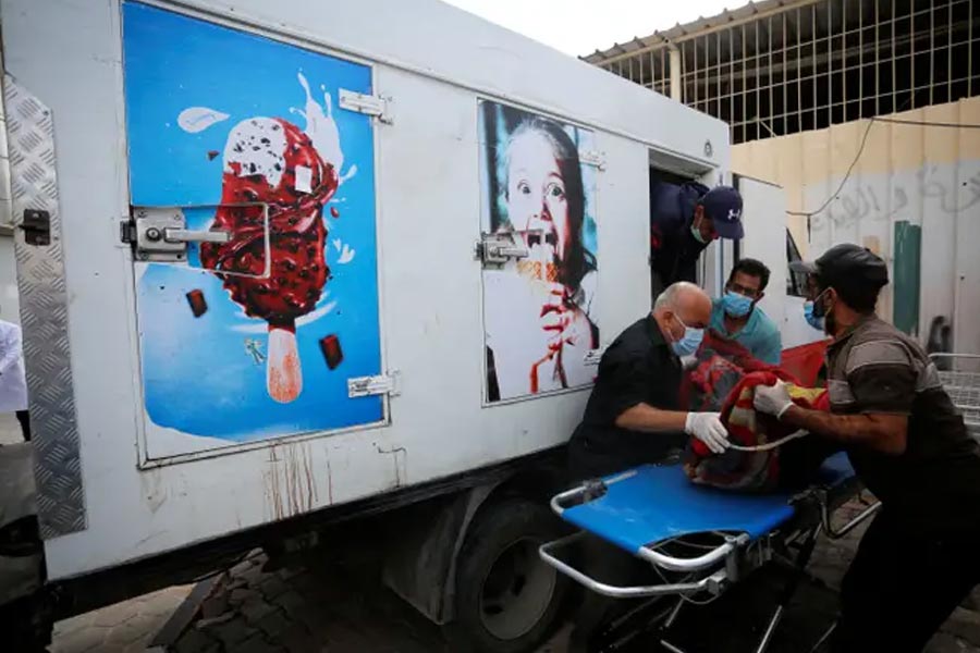 নীল-সাদা মখমলে স্বপ্নের মতো সাজানো ট্রাক। গায়ে শিশুর মুখের ছবি। তার হাতে আইসক্রিম। ঠোঁটের পাশ দিয়ে গড়িয়েও পড়ছে কিছুটা। সুখের দিনে দোকানে দোকানে আইসক্রিম পৌঁছে দিত প্যালেস্তাইনের এই আইসক্রিম ট্রাক। এখন যা চলন্ত হিমঘর।