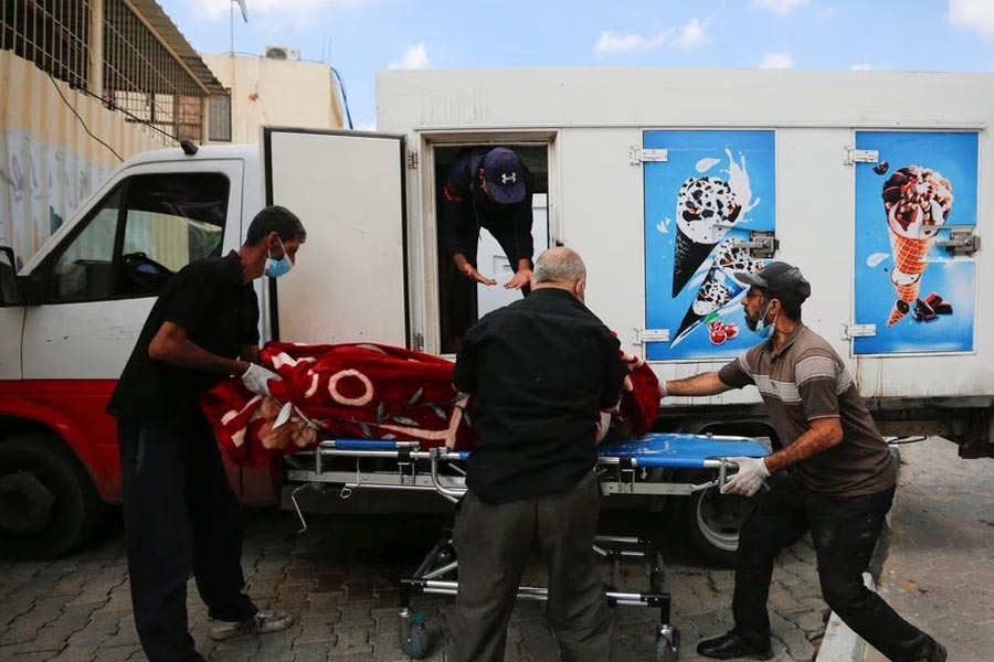 এই পরিস্থিতিতে গাজ়ার হাসপাতাল এবং কবরখানায় মৃতদেহ রাখার জায়গা না হওয়ায়, আইসক্রিমের ট্রাক কিনেছেন হাসপাতাল কর্তৃপক্ষ।