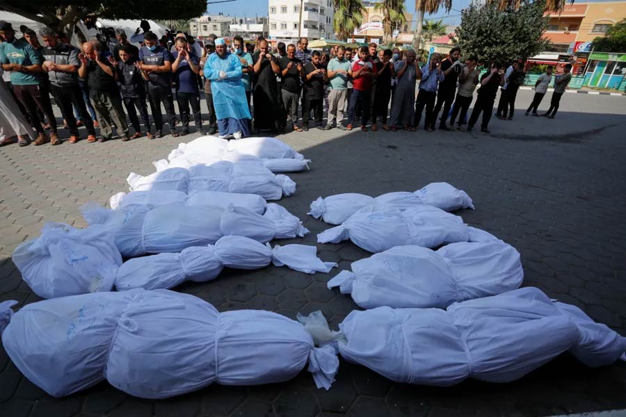 তিনি বলেছেন, ‘‘আমার হাসপাতালের মর্গে আর ১০টি দেহ রাখার জায়গা ছিল। তখনই বিকল্প ব্যবস্থা করার সিদ্ধান্ত নিই। একটি আইসক্রিম ফ্যাক্টরি থেকে আইসক্রিমের ট্রাক কেনার ব্যবস্থা করি। ওতে মর্গের থেকে বেশি দেহ রাখার জায়গা রয়েছে।’’