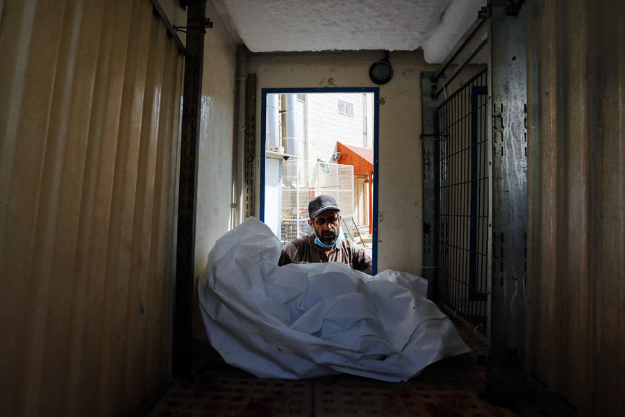 ফলে পড়ে থাকতে থাকতে মৃতদেহে পরিবর্তন আসতে শুরু করছে। ক্ষমতার থেকে বেশি দেহ সংরক্ষণ করায় ধীরে ধীরে পচন ধরতে শুরু করেছে সেই সব দেহে।