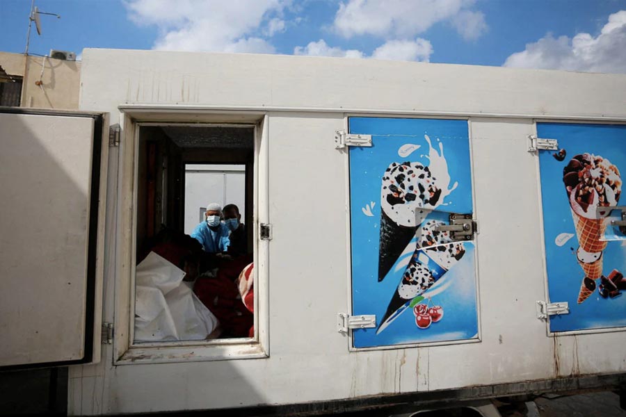 যে সমস্ত দেহ মর্গে পড়ে রয়েছে তার খোঁজে আসেনি কেউ। কী করেই বা আসবেন? হয়তো গোটা পরিবারটাই আর নেই।