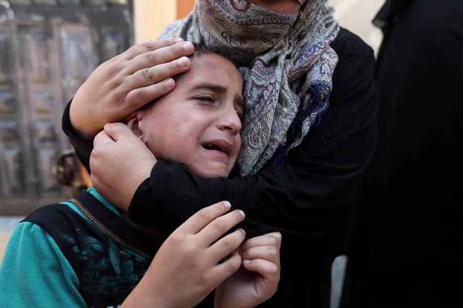 একই অবস্থা কবরস্থানেরও। মৃতদের সমাধিস্থ করার জায়গা পাচ্ছে না গাজ়া প্রশাসন। যে সমাধিক্ষেত্রটি ছিল সেখানে আর এক ছটাক ফাঁকা জায়গা নেই আর।