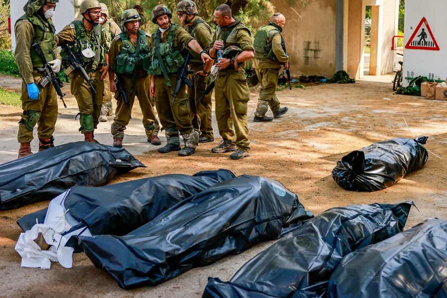 গাজ়া প্রশাসন তাই প্রস্তুতি নিতে শুরু করেছে গণকবরের। ইতিমধ্যেই ১০০ জনকে সমাধিস্থ করার ব্যবস্থা করেছে তারা। কিন্তু রোজ যেখানে শ’য়ে শ’য়ে মানুষ মারা পড়ছেন সেখানে এই একটি গণকবরের ব্যবস্থা করে কী হবে?