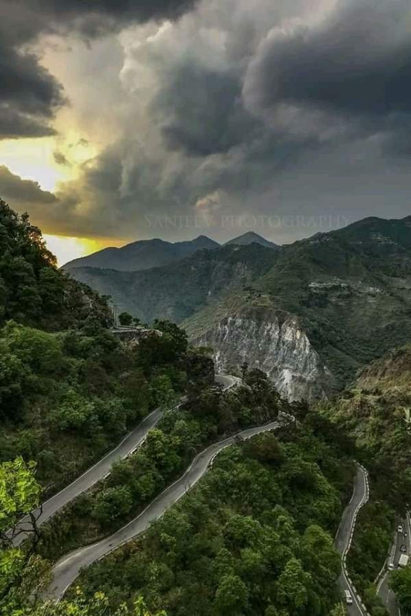 দেরাদুন: উত্তরাখণ্ডের রাজধানী শহর। অথচ নিরিবিলি, শান্ত,  সমাধিস্থ,  সঙ্গে প্রাকৃতিক সৌন্দর্য মিলেমিশে এমন এক পবিত্র আবহ যে,  মানুষ মাত্র এখানে মানসিক ভাবে শান্তি অনুভব করে। আবার পাশাপাশি ঘুরে দেখার মতো জায়গা প্রচুর। ‘শারধা’, যার অর্থ হাজার গুণ বসন্ততার জলপ্রপাতে সালফারের মতো দুষ্প্রাপ্য আকরিক সব সময় মেলে।