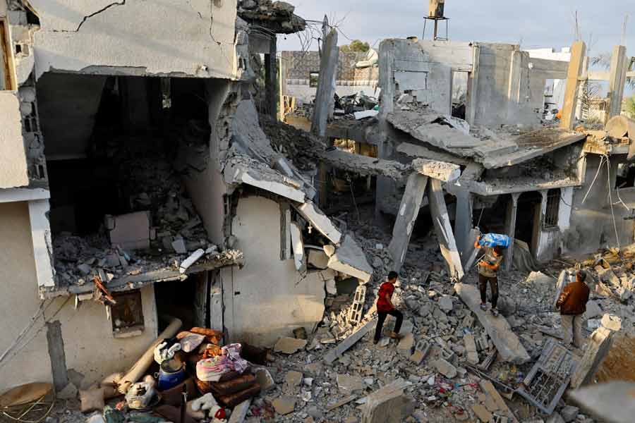 গাজ়ার খান ইউনিসের ইউএনআরডব্লুএ-র আশ্রয়শিবিরের প্রধান রাওয়া। তিনি ইউএনআরডব্লুএ-র এক্স হ্যান্ডলে একটি ভিডিয়ো পোস্ট করে এই বার্তা দিয়েছেন। রাওয়ার কথায়, এ ভাবে আর কিছু দিন গাজ়ায় ইজরায়েলি হামলা চললে আর কিছুমাত্র অবশিষ্ট থাকবে না এখানে।