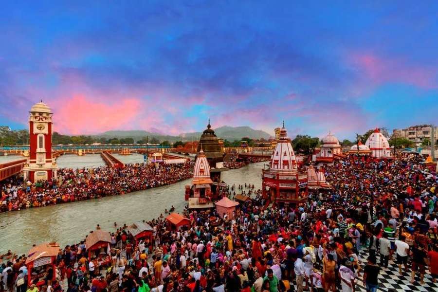 হরিদ্বার: এই শৈল শহরের নামের অর্থ,  প্রভূর প্রবেশদ্বার। হরিদ্বার কুম্ভ মেলার জন্য পৃথিবী বিখ্যাত। হর কি পাউরি ঘাটে সন্ধেবেলায় গঙ্গা আরতি দেখার স্বাদ এক অনির্বচনীয় অভিজ্ঞতা। শোনা যায়,  রাজা বিক্রমাদিত্য ভাইয়ের স্মরণে এই ঘাট নির্মাণ করিয়েছিলেন। ব্রহ্মকুন্ডে অত্যাশ্চর্য আরতি এক ঐশ্বরিক দৃশ্য। এছাড়াও ঘুরে দেখার মতো চিল্লা বন্যপ্রাণী অভয়ারণ্য, রাজাজি জাতীয় উদ্যান। সরাসরি ট্রেন বা বিমান যোগাযোগ না থাকায় হরিদ্বার সড়কপথে যাওয়া ভাল।