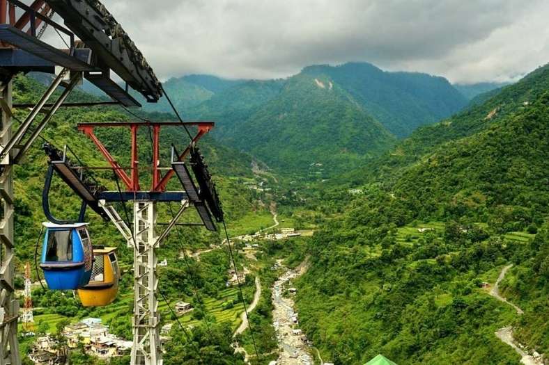 সহস্ত্রধারার কাছে রোপওয়ে চড়ার আনন্দ, রবার'স কেভ, মালসিডিয়া পার্ক,  রাজাজি ন্যাশনাল পার্ক, তপোবন মন্দির— গুহা, জলপ্রপাত,  দেবত্বস্থান, সব মনকে ভালো করে দেয়। মাইন্ড্রোলিং মঠ অন্যতম সেরা বৌদ্ধ নিদর্শন, এশিয়ার মধ্যেই সবচেয়ে উঁচু স্তুপ। দেরাদুন জশন স্টেশন ভারতের প্রায় সব বড় শহরের সঙ্গে সরাসরি যুক্ত। নিকটতম বিমানবন্দর ২০ কিলোমিটার দূরের জলিগ্রান্ট।