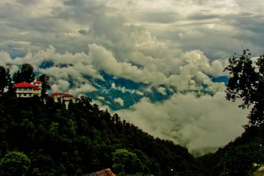 মুসৌরি: মনসুর নামে এক ধরনের গুল্ম, তার থেকে এই শৈলশহরের নাম মুসৌরি। গাড়োয়াল পর্বতমালার পাদদেশে ব্রিটিশদের সাজানো পর্যটককেন্দ্র। ৭০০০ ফুট উঁচু। বরাবরের মতো এখনও দেশের অন্যতম সেরা হনিমুন তথা মধুচন্দ্রিমার জায়গা। 