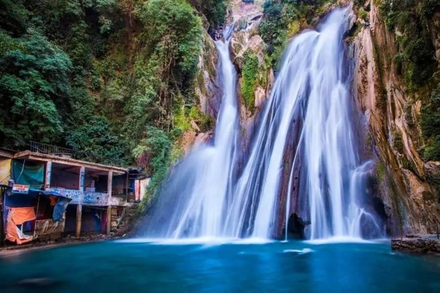 মুসৌরিতে কেম্পটি ফলস, লালটিব্বা, ক্যামেলস ব্যাক রোড, কোম্পানি বাগান, শহরের সর্বোচ্চ পয়েন্ট- গান হিল, দ্য মল থেকে কেবল কার ভ্রমণ, মল রোড থেকে বিখ্যাত দুন উপত্যকার অতুলনীয় দৃশ্য একবার দেখলে জীবনে ভোলার নয়। দেরাদুন থেকে সড়ক পথে পৌঁছনো সবচেয়ে আরামদায়ক।