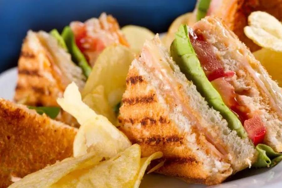 কারও কারও তো ভোর ছ'টা থেকে রাত তিনটে পর্যন্ত কাউন্টার খোলা। একটা দোকানে আবার দিনের চব্বিশ ঘন্টাই আপনি চাইলে স্যান্ডুইচ পাবেন। হরেক রকমের স্যান্ডউইচ। আমিষ, নিরামিষ, ডেজার্ট স্যান্ডউইচ। 