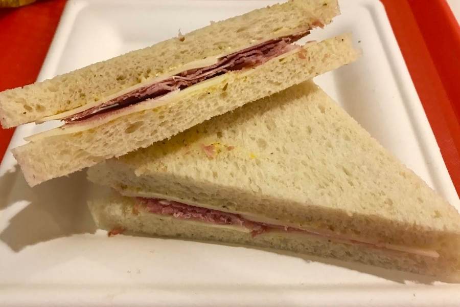 সবমিলিয়ে সর্বদা হাতের কাছে, দামে কম, সহজে হজমযোগ্য- এসব কারণে স্যান্ডুইচ বঙ্গজীবনের সঙ্গে ওতপ্রোতভাবে জড়িয়ে গিয়েছে। সাত থেকে সত্তর- সবার কাছে সমান জনপ্রিয় স্যান্ডুইচের কয়েকটা সেরা দোকানের সন্ধান এখানে। 