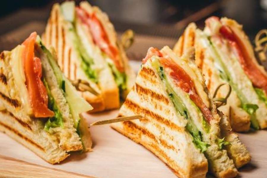 স্যান্ডউইচ এক্সপ্রেস (কালীঘাট): এদের চিকেন ক্লাব স্যান্ডউইচের স্বাদ অনবদ্য। খুব বেশি ধরনের স্যান্ডউইচ অবশ্য এরা বানায় না। নিরামিষ-আমিষ মিলিয়ে ৭-রকমের বিভিন্ন স্যান্ডউইচ এখানে সব সময় মেলে। তার মধ্যে স্পেশ্যাল পদ, চিকেন ক্লাব স্যান্ডুইচ। কালীঘাট অঞ্চলের দোকানটি প্রায় অষ্টপ্রহর খোলা। সকাল ৭টা থেকে ভোর চারটে। আসলে এটা স্যান্ডউইচের কেবল ডেলিভারি কেন্দ্র। শহরের দুটো জনপ্রিয় অনলাইন ফুড ডেলিভারি সংস্থার মাধ্যমে এদের থেকে দিনের ২১ ঘন্টা স্যান্ডুইচ পাবেন আপনি। দাম ১০৯-১৯৯ টাকার ভেতর (এক পিস)। কোথায় - কালীঘাটে মনোহরপুকুর রোডে উত্তম মঞ্চের পাশের গলিতে। দোকান খোলা - সকাল ৭টা- ভোর ৪টে