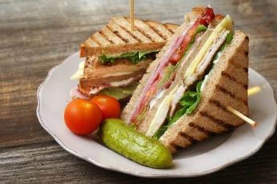 কুইক বাইট কাফে (কাঁকুড়গাছি): নিরামিষ স্যান্ডউইচের দোকান‌। কলকাতায় শুধু নিরামিষ বা শুধু আমিষ স্যান্ডউইচের দোকান বিরল। তার জন্য কুইক বাইট কাফের জনপ্রিয়তা যথেষ্ট। কাঁকুড়গাছিতে এক বড়মাপের ধাবার পাশেই লাগোয়া এই স্যান্ডুইচের দোকান। বছরের এমনি সময়ে রাত সাড়ে ন'টায় এরা বন্ধ করে দিলেও পুজোর সময় রাত বারোটা অবধি কুইক বাইট কাফে খোলা থাকবে বলে জানা যাচ্ছে। এখানে ১০ রকমের বিভিন্ন রকমারি স্বাদের নিরামিষ স্যান্ডুইচ পাওয়া যায়। পনির,  চিজ ছাড়াও মাশরুম ইত্যাদির। সব চেয়ে জনপ্রিয় অবশ্য ভেজ চিজ স্যান্ডুইচের। বলা যায়,  ভেজ চিজ স্যান্ডুইচের ক্ষেত্রে এরা বিশেষজ্ঞ। দাম ৭০-১৫০ টাকার মধ্যে (এক পিস)। কোথায় - কাঁকুড়গাছিতে ইএসআই হাসপাতালের কাছে। দোকান খোলা - সকাল ৮টা-রাত ৯.৩০টা (পুজোয় রাত ১২টা)