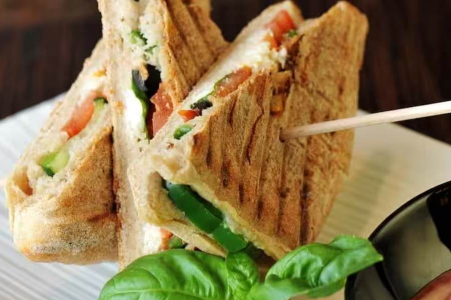 স্যান্ডউইচ জাঙ্কশন (সোদপুর): মোট ২৬ রকমের বিভিন্ন রেসিপির স্যান্ডউইচ পাওয়া যায় স্যান্ডউইচ জাঙ্কশন-এ। সত্যিই সার্থকনামা। জাঙ্কশন স্টেশনে যেমন প্রচুর ট্রেন যাতায়াত করে, সোদপুরে ঘোলাবাড়ির স্যান্ডউইচ দোকানও তাই। প্রচুর রকমের স্যান্ডউইচের জাঙ্কশন! ১৩ রকমের আমিষ স্যান্ডুইচ এবং ১২ ধরনের নিরামিষ স্যান্ডুইচ পাবেন এখানে। ডেজার্ট স্যান্ডউইচও পাওয়া যায় এখানে এক ধরনের। চকোলেট স্যান্ডউইচ। এদের বিশেষত্ব সব আমিষ স্যান্ডুইচের একই দাম। ৯৯ টাকা। কমও নয়,  বেশিও নয়। ১৩ রকমের আমিষ স্যান্ডউইচের যেটাই কিনুন, ৯৯ টাকা। তার মধ্যেও এদের বিশেষত্ব হল চিকেন টিক্কা স্যান্ডউইচ। নিরামিষ স্যান্ডউইচের দাম আরও কম। শুরু ৬২ টাকা থেকে। পনির টিক্কা স্যান্ডুইচ নিরামিষের মধ্যে স্পেশাল। তবে এদের নিরামিষ স্যান্ডউইচের দামের রকমফের আছে।  দাম - সব ধরনের আমিষ স্যান্ডুইচ ৯৯ টাকা (এক পিস), নিরামিষ স্যান্ডুইচ - ৬২-৯৩ টাকা (এক পিস) কোথায় - সোদপুরে ঘোলাবাড়িতে। বিবেকানন্দ রোডের উপর। এছাড়াও এদের বারাসত ও চুঁচুড়ায় শাখা আছে। দোকান খোলা - সকাল ১১টা থেকে রাত ১০টা