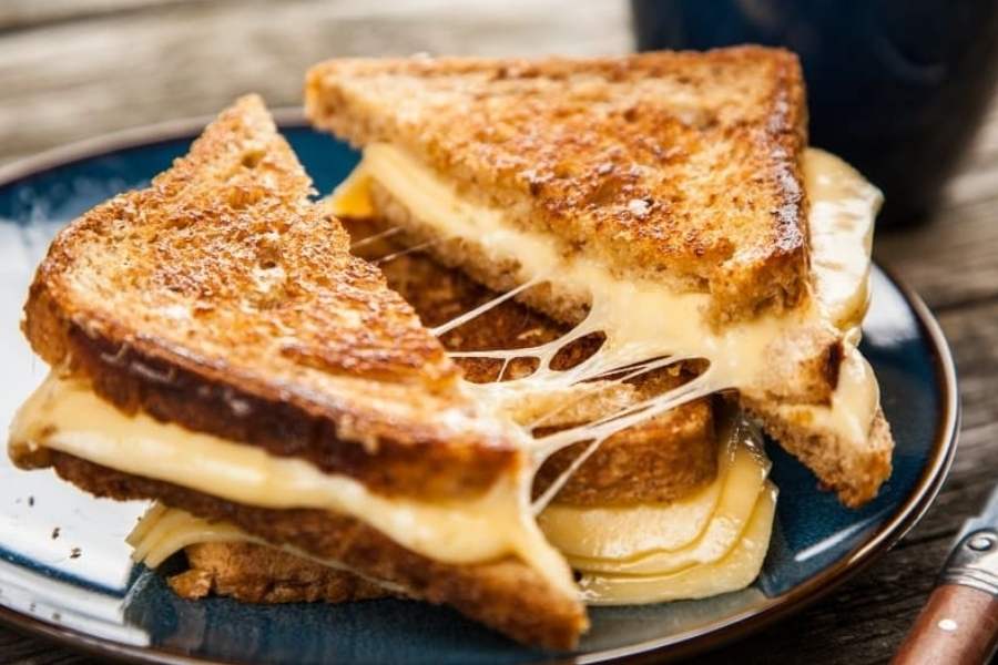 স্যান্ডউইচ্ (কেষ্টপুর): এদের স্যান্ডুইচের দোকানে বসে খাওয়ার ব্যবস্থা নেই‌। পুরোটাই ডেলিভারি সিস্টেম। দেশের তিনটি বৃহত্তম ডেলিভারি সংস্থার সঙ্গে গাঁটছড়া বেঁধে কেষ্টপুরের ‘স্যান্ডউইচ’ ' ২৪ ঘন্টা স্যান্ডউইচ পরিবেশন করছে। আজ্ঞে হ্যাঁ, দিনরাত ২৪ ঘন্টাই এদের কাউন্টার খোলা। রাতদুপুরে ইচ্ছে করলেও অনলাইনে অর্ডার দিয়ে আপনি 'স্যান্ডুইচ্'-এর স্যান্ডউইচ খেতে পারেন। ৬ রকমের আমিষ স্যান্ডুইচ এবং ৮ রকমের নিরামিষ স্যান্ডুইচ মেলে এখানে। আছে 'কম্বো' স্যান্ডুইচের বন্দোবস্তও। এদের সবচেয়ে জনপ্রিয় স্পাইসি চিকেন চিজ স্যান্ডুইচ। দাম - ১০০-২০০ (এক পিস) কোথায় - কেষ্টপুরের হানাপাড়ায় দোকান খোলা - ২৪ ঘন্টাই