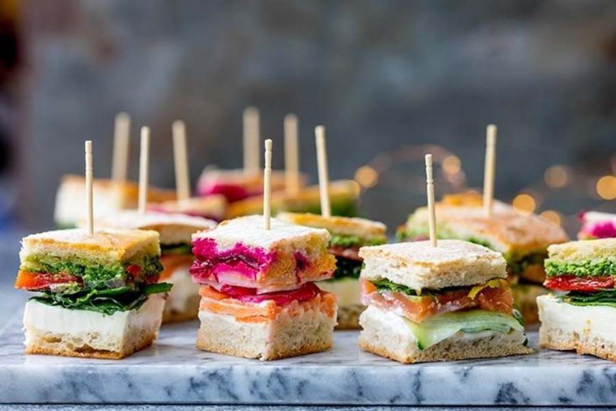 দ্য স্যান্ডউইচ কিংস: মধ্য কলকাতার এই স্যান্ডুইচের দোকানের চিকেন চিজ স্যান্ডুইচ এবং ভেজ চিজ স্যান্ডুইচের কাটতি সবচেয়ে বেশি। মোট ১০ রকমের স্যান্ডুইচ এখানে পাবেন। 'কম্বো' স্যান্ডুইচ আইটেমও আছে। দাম - ৯৯-১৯৯ টাকা (এক পিস) কোথায় - মিডলটন রো দোকান খোলা - সকাল ৯টা-রাত ৯টা