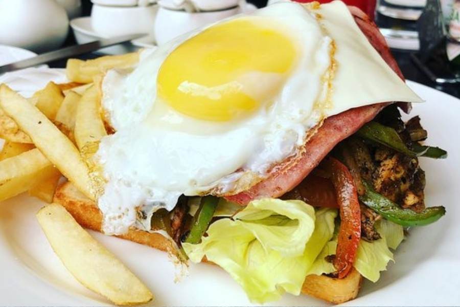 ফ্লুরিজ: তিনটি ভিন্ন শ্রেণির স্যান্ডউইচ এখানে পরিবেশন করা হয়। এক ধরনের শ্রেণিতে 'সিঙ্গল'  স্যান্ডুইচ ফ্লুরিজে পাওয়া যায়,  এক পিস,  এক জনের খাওয়ার মতো। দু’টি শ্রেণির স্যান্ডুইচ,  সবই 'ডাবল' স্যান্ডুউইচ,  দু'জনের খাওয়ার জন্য। যার ভিতর গ্রিলড্ স্যান্ডউইচও আছে। ল্যাম্ব (ভেড়া) ও হ্যাম (শুয়োর) স্যান্ডুইচও পাবেন এখানে। সব মিলিয়ে ১৫-২০ রকমের বিভিন্ন ধরনের নিরামিষ-আমিষ স্যান্ডুইচ পাওয়া যায় ফ্লুরিজে। সব বাছাই আইটেম। তার ভিতরেও চিজ,  চিকেন-চিজ,  শশা-টম্যাটো, এগ মাস্টার্ড,  রোস্ট চিকেন এবং টুকরো করা ছোট ছোট পিসের এদের নিজস্ব 'হেরিটেজ স্টাইল' স্পেশাল চিকেন স্যান্ডুইচের জনপ্রিয়তা আকাশ ছোঁয়া। দাম - একজনের জন্য 'সিঙ্গল' পিস - ১৩০-১৫০ টাকা দু'জনের জন্য 'ডাবল' পিস - ৪০০-৫৫০ টাকা ফ্লুরিজ স্পেশাল স্যান্ডুইচ - ৭০০-৮০০ টাকা (২ পিস) কোথায় - পার্ক স্ট্রিট দোকান খোলা - ভোর ৬টা-দুপুর ১টা