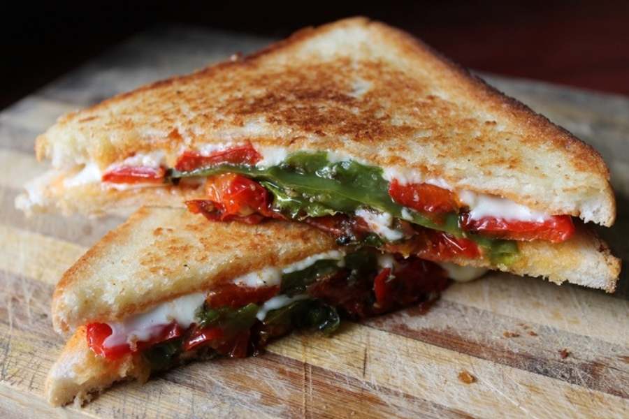 সল্ট পিপার: উত্তর কলকাতার এই রেস্তোরাঁ তথা দোকান খোলেই মধ্যাহ্নভোজের সময়ের কাছাকাছি, বন্ধ হয় ডিনারের সময়ে। নিরামিষ-আমিষ মিলিয়ে ১৯ রকমের বিভিন্ন ধরনের স্যান্ডুইচ পাবেন এখানে। দাম সাধারণের মোটামুটি সাধ্যের মধ্যে। এখানকার কর্ন-চিজ স্যান্ডুইচ এবং চিকেন বার-বি-কিউ স্যান্ডুইচ দারুণ জনপ্রিয়। আর বিশেষত্ব হল চিকেন পাওভাজি স্যান্ডুইচ এবং হেলদি চিকেন স্যান্ডুইচ। দাম - নিরামিষ - ৮৯-১৫৯ টাকা এবং আমিষ - ৯৯-১৬৯ টাকা কোথায় - বেলঘরিয়া আদর্শ পল্লিতে দোকান খোলা - দুপুর ১২টা থেকে রাত ১৯.৩০টা