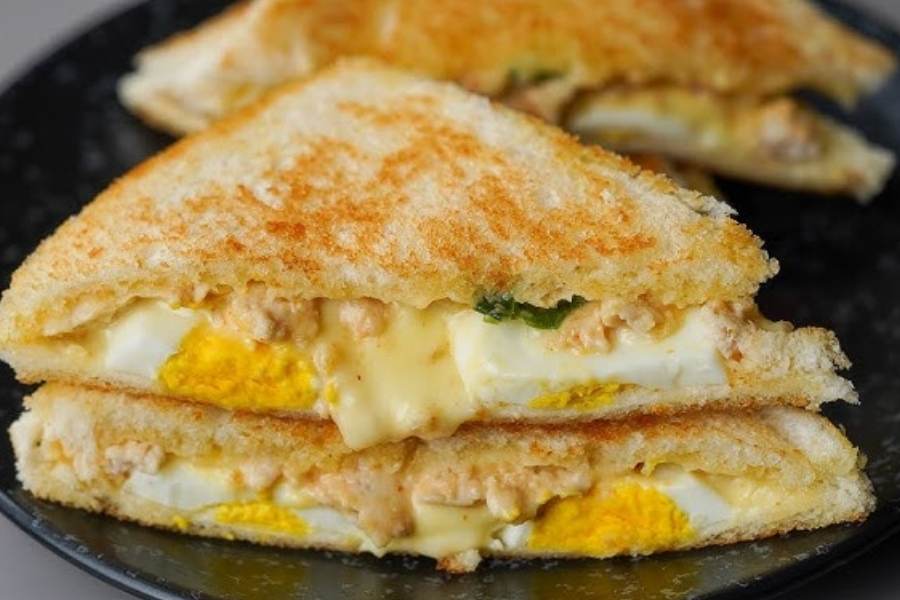 কেকস্: রবীন্দ্র সরোবরে সপরিবারে বেড়ানোর দল কিংবা প্রেমিক-প্রেমিকা যুগলের কাছে মুখরোচক খাবারের অন্যতম জায়গা 'কেকস্'। কেক-পেস্ট্রির পাশাপাশি এখানে স্যান্ডুইচেরও হরেক সম্ভার। নিরামিষ স্যান্ডুইচই বেশি। তার মধ্যেও চিজ-টম্যাটো, চিজ-মাশরুম, আমিষ বলতে চিকেন স্যান্ডুইচের স্বাদ অতুলনীয়। দাম - ৮৯-১৯৯ টাকা কোথায় - রবীন্দ্র সরোবরে মেনকা সিনেমা হলের গলিতে। দোকান খোলা - সকাল ৯টা থেকে রাত ৯টা