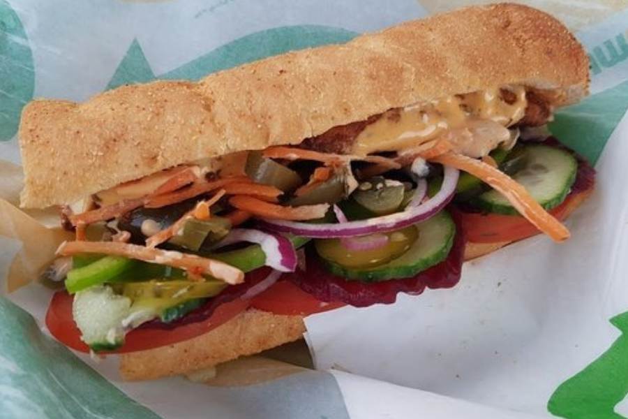 সাবওয়ে: এদের অনেকগুলি দোকানের ভেতর সল্ট লেকের রেস্তোরাঁয় গোটা পঁচিশেক পর্যন্ত বিভিন্ন রকমের নিরামিষ ও আমিষ স্যান্ডউইচ দিনভর পাওয়া যায়। সুস্বাদু এবং বসে খাওয়ার ও হোম ডেলিভারি দুয়েরই সুবন্দোবস্ত আছে। ব্রেকফাস্ট থেকে ডিনার, সব পাবেন সাবওয়ে-তে। এখানকার ভেজ ডিলাইট, পনির টিক্কা, চিকেন তন্দুরি স্যান্ডুইচের কাটতি সবচেয়ে বেশি। আর এদের বিশেষত্ব হল ভেজ শাম্মি স্যান্ডউইচ। দাম - ৯৭-১৯৫ টাকা (এক পিস) কোথায় - সল্ট লেকের সেক্টর-১'এর কাছে দোকান খোলা - সকাল ৮টা-রাত ১১টা