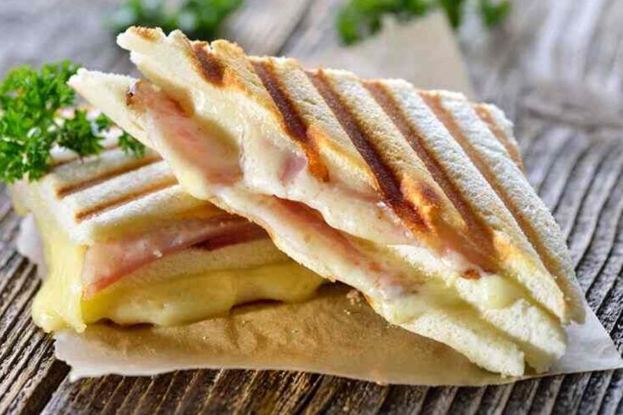 দ্য ক্যাফেটেরিয়া@৪১বি: তাৎপর্যপূর্ণ ও কৌতুহলোদ্দীপক নামের দোকানটি মধ্য কলকাতায়, এন্টালি এলাকায় পার্ক সার্কাসের কাছে। দুপুরের দিকে আড়াই ঘন্টা বাদ দিয়ে দু'খেপে এদের দোকান খোলে। আমিষ-নিরামিষ মিলিয়ে খুব বেশি ধরনের স্যান্ডউইচ এখানে পাবেন না। মাত্র ৭ রকমের। কিন্তু প্রত্যেকটি আইটেম সুস্বাদু। দামও খুব বেশি নয়। তার ভেতরেও এদের চিজ বল স্যান্ডউইচ, ক্লাব স্যান্ডউইচ, চিকেন-চিজ বল স্যান্ডউইচের জনপ্রিয়তা বেশি। তবে এদের বিশেষত্ব হল ক্রিসপি চিকেন স্যান্ডউইচ। দাম - ১২০-১৫১ টাকা (এক পিস) কোথায় - এন্টালি, পার্ক সার্কাসের দিকে দোকান খোলা - দুপুর ১২-৩টে এবং বিকেল ৫.৩০-রাত ১১.৪৫টা। এই প্রতিবেদনটি ‘আনন্দ উৎসব’ ফিচারের একটি অংশ।