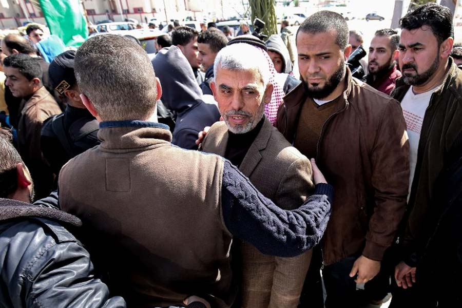 অনেকেই মনে করেন, সিনবারের পারিবারিক ইতিহাসের মধ্যেই ইজ়রায়েল-বিরোধিতার বীজ লুকিয়ে ছিল। সিনবার তাঁর কাজকর্মের মাধ্যমে সেই বীজকে কার্যত মহীরুহে পরিণত করেন।