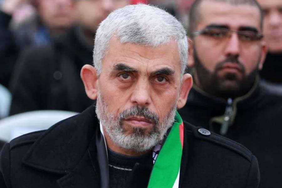 শিক্ষাগত যোগ্যতায় সিনবার স্নাতক। গাজ়ার ইসলামিক বিশ্ববিদ্যালয়ে অ্যারাবিক স্টাডিজ় নিয়ে তিনি পড়াশোনা করেন। ছাত্রজীবনেই ইজ়রায়েল-বিরোধী একাধিক কার্যকলাপে জড়িয়ে পড়েন তিনি।