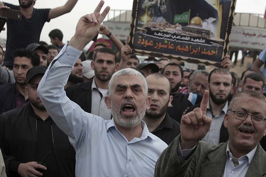 হিংসা ছড়ানোর অভিযোগে ১৯৮২ সালে প্রথম গ্রেফতার হন সিনবার। তার পর একাধিক বার দফায় দফায় গ্রেফতার হয়েছেন তিনি। আশির দশক থেকেই হামাসের আর এক নেতা সালাহ্ শেহাদের সঙ্গে হাত মিলিয়ে ইজ়রায়েলি গুপ্তচরদের উপর হামলা চালাতে থাকেন সিনবার।