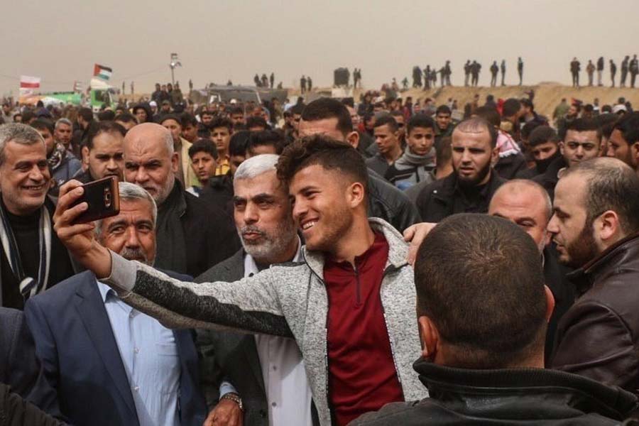 ১৯৮৭ সালে একটি গোষ্ঠী হিসাবে হামাস আত্মপ্রকাশ করার পর নিজের সংগঠনকে তার সঙ্গে মিশিয়ে দেন সিনবার। তিনি হামাসে যোগ দেওয়ার পর ইজ়রায়েলের উপর হামলা চালানোর ঘটনা আরও বৃদ্ধি পেতে থাকে।