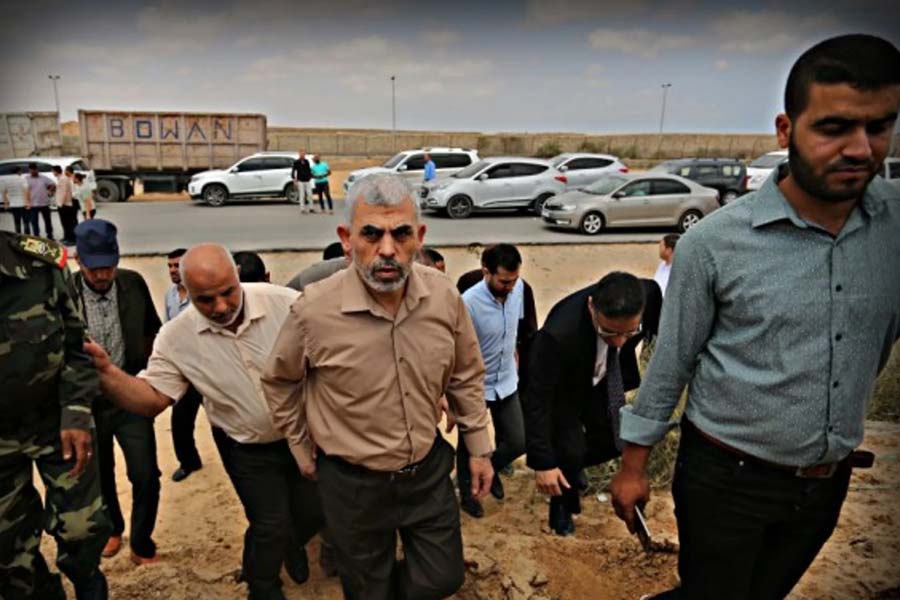 একাধিক বার গ্রেফতার করেও সিনবারকে নিয়ন্ত্রণে আনতে পারেনি ইজ়রায়েলি প্রশাসন। বরং তাঁর কাজে বার বার বিপাকে পড়তে হয়েছে তুলনায় সামরিক এবং অর্থনৈতিক দিক থেকে উন্নত ইজ়রায়েলকে।