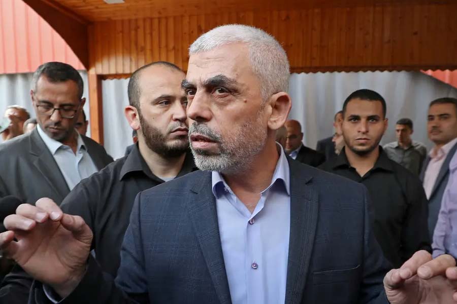 ১৯৮৮ সালে দু’জন ইজ়রায়েলি সেনাকে হত্যার ঘটনায় যুক্ত থাকার অভিযোগে গ্রেফতার হন সিনবার। সেই সঙ্গে চার জন প্যালেস্তিনীয় ব্যক্তি ইজ়রায়েলিদের হয়ে কাজ করছেন, এমন অভিযোগে খুন হয়ে যান। এই হত্যাকাণ্ডেও নাম জড়ায় সিনবারের।