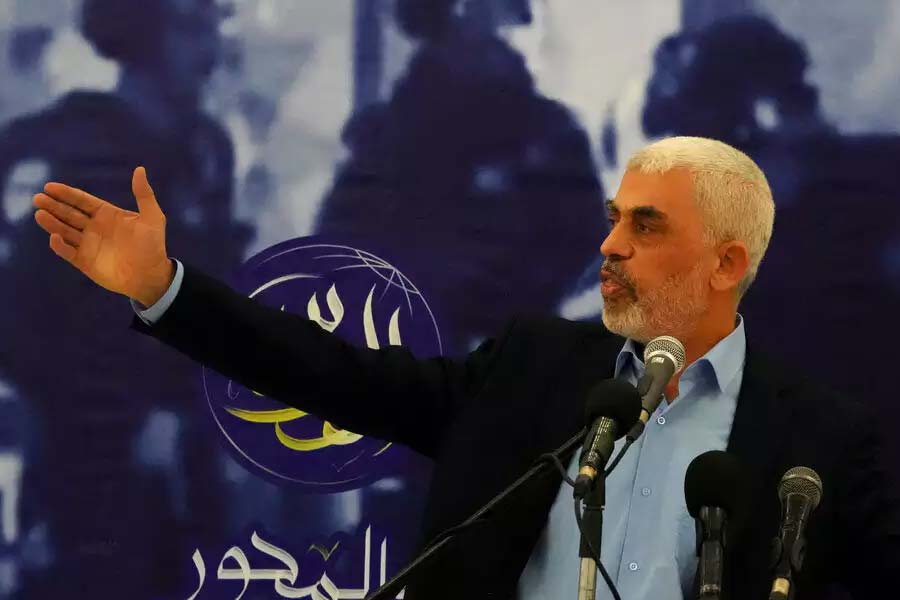 পণবন্দি সেনার মুক্তির বিনিময়ে সিনবারকে ছাড়তে বাধ্য হয় ইজ়রায়েল। শুধু সিনবার নয়, আরও বেশ কয়েক জন প্যালেস্তিনীয়কেও ছাড়তে বাধ্য হয় তেল আভিভ প্রশাসন।