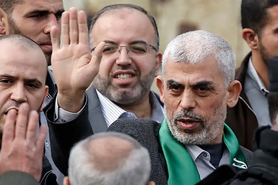 ২০১১ সালে জেল থেকে ছাড়া পাওয়ার পরে হামাসের দ্বিতীয় গুরুত্বপূর্ণ নেতা হিসাবে নিজেকে প্রতিষ্ঠিত করেন সিনবার। হামাসের রাজনৈতিক শাখার প্রধান ইসমাইল হ্যানিয়ে স্বেচ্ছানির্বাসনে যাওয়ার পর সিনবারই বর্তমানে হামাসের অলিখিত প্রধান।  