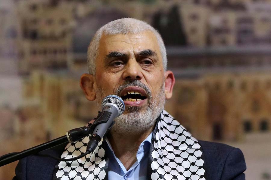 সিনবার পরিচিত তাঁর অনমনীয় নীতির জন্যই। ইজ়রায়েল প্রশ্নে কোনও আপসরফায় যেতে রাজি নন তিনি। বরং একাধিক সভায় গরম গরম বক্তৃতা করে ইজ়রায়েলের বিরুদ্ধে প্যালেস্তিনীয়দের একজোট করার অভিযোগ উঠেছে তাঁর বিরুদ্ধে।