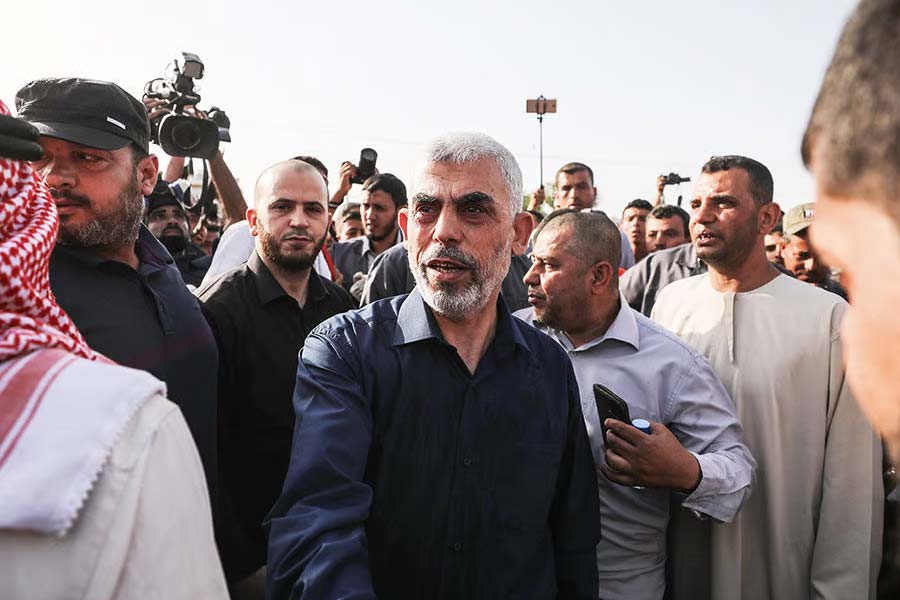 তবে হামাসের অন্দরেও সিনবারকে নিয়ে বিতর্ক দেখা গিয়েছে। হামাস কম্যান্ডার মাহমুদ ইশতিইয়ের বিরুদ্ধে আর্থিক দুর্নীতির অভিযোগ উঠেছিল। পাশাপাশি জানা গিয়েছিল, তিনি সমকামী। এর পরে ২০১৫ সালে খুন হয়ে যান মাহমুদ।