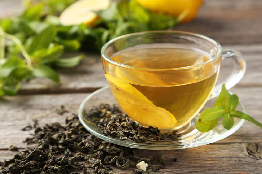 গ্রিন টি-তে থাকা অ্যান্টি-অক্সিড্যান্ট ত্বকের প্রতিটি কোষকে সজীব রাখে।