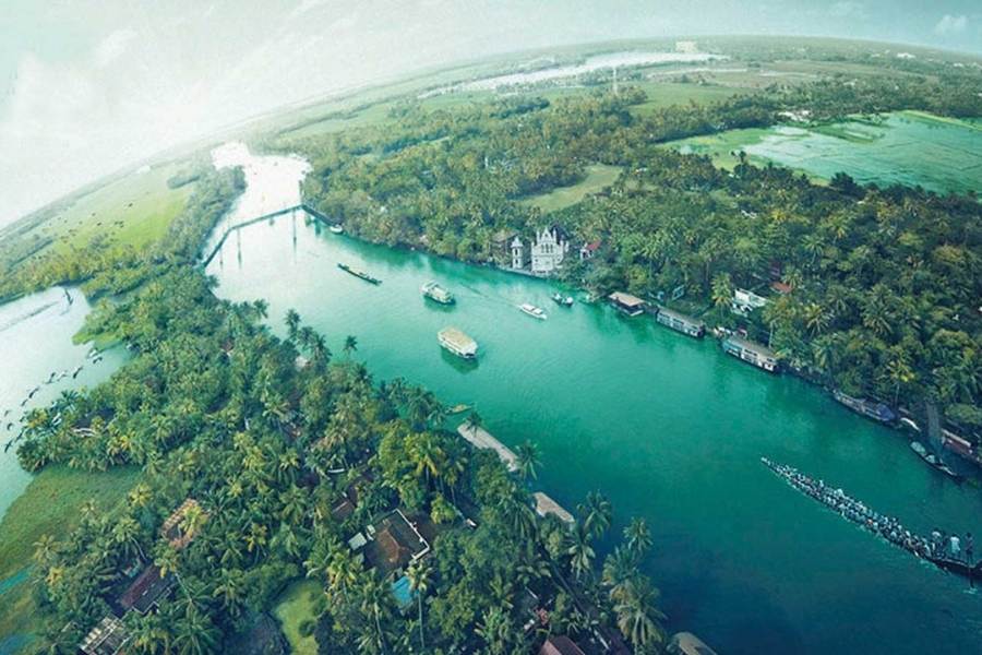 এ বছরেরই জানুয়ারিতে ‘নিউইয়র্ক টাইমস’ গোটা পৃথিবীর ৫২টি অবশ্যই দেখার পর্যটন গন্তব্যের অন্তর্ভুক্ত করেছে কেরলের বৃহত্তম হ্রদ ভেম্বানাদের পটভূমিতে অবস্থিত কুমারাকোমের বিখ্যাত ‘ব্যাক ওয়াটার ট্যুরিজম’কে।