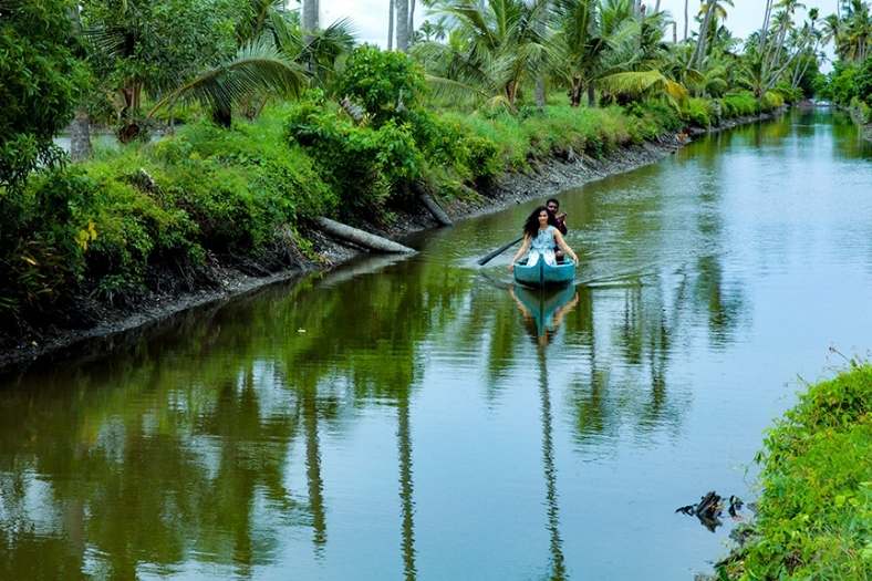 পুরাণে কথিত আছে, দেবতা পরশুরাম তাঁর শিষ্য তথা নাম্বুদ্রিপাদ ব্রাহ্মণদের পৃথিবীতে বসবাসের জায়গা খুঁজতে খুঁজতে সহ্যাদ্রি পর্বতশৃঙ্গ থেকে দেবত্ব কুঠার ছুঁড়ে মারেন। পরশুরামের কুঠার সমুদ্রে পড়লে স্বয়ং সমুদ্র সরে গিয়ে মালাবার উপত্যকা সৃষ্টি হয়। যার থেকে উৎপত্তি আজকের কেরলের। 