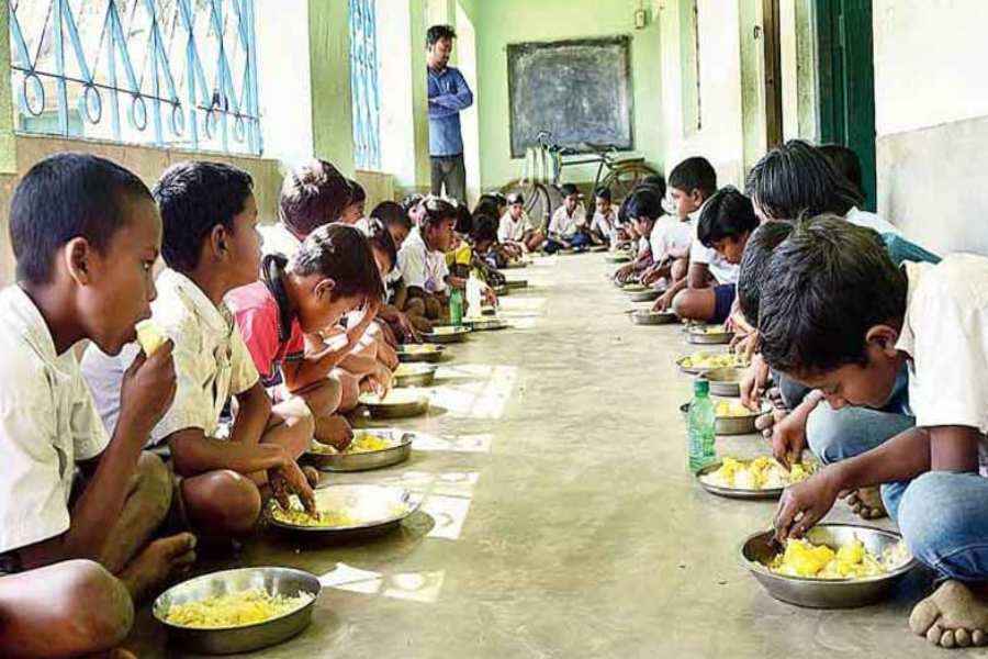 Midday meal crisis in bardhaman’s jamalpur area sparks controversy.