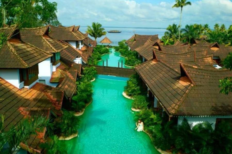 ব্যাক ওয়াটার পর্যটনের জন্য বিখ্যাত এহেন কুমারাকোম কেরলের অন্যতম বড় শহর কোচি থেকে সড়কপথে ৪৮ কিলোমিটার দূরত্বে।  কুমারাকোমের সবচেয়ে আশপাশের শহর বলতে কোট্টায়াম। ১৩ কিলোমিটার দূরে।