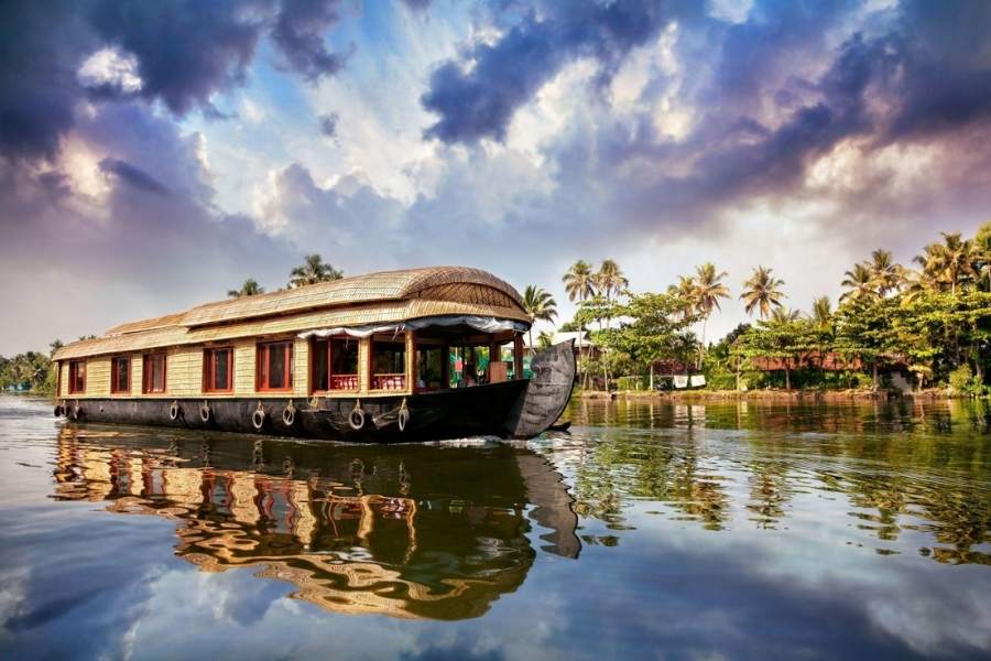 হাউসবোটগুলি বাইরে থেকে দেখতে ময়ূরপঙ্খী নাওয়ের মতো। ভেতরটা তাক লেগে যাওয়ার মতো! সাধারণ হাউসবোট-ই যেন জলে ভাসমান এক বাড়ি! আর বিলাসবহুল হাউসবোটগুলির চমকের তো শেষই নেই যেন! ভেতরটা পুরো শীতাতপ। দুটো শোবার ঘর,  একটা বসার ঘর, রান্নাঘর, বাথরুম,  টিভি,  রেফ্রিজেরেটর, ইন্টারনেট। গোটাটা কাঁচের জানালায় ঘেরা, যাতে হাউসবোটের যেকোনও জায়গা থেকে বাইরের খাঁড়ির অপরুপ প্রাকৃতিক সৌন্দর্য উপভোগ করা যায়। সবমিলিয়ে ভরপুর বিনোদন।