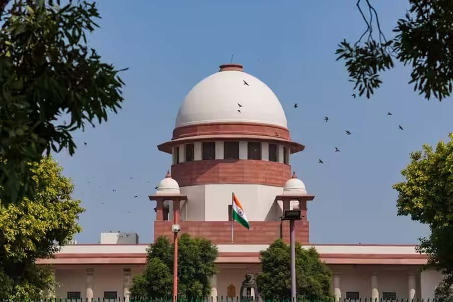 সমলিঙ্গে বিয়েতে আইনি স্বীকৃতি দেয়নি সুপ্রিম কোর্ট। তারা এ বিষয়ে কেন্দ্রকে সিদ্ধান্ত নিতে বলেছে। আইনসভাই এ বিষয়ে পদক্ষেপ করতে পারে বলে জানিয়েছেন শীর্ষ আদালতের বিচারপতিরা।