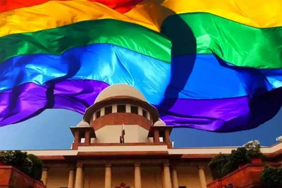 সমলিঙ্গে বিয়ে নিয়ে সুপ্রিম কোর্ট কী রায় দেয়, সে দিকে তাকিয়ে ছিল গোটা দেশ। বিয়ের আইনি স্বীকৃতি না দিলেও সমলিঙ্গ সম্পর্ককে স্বীকার করেছে শীর্ষ আদালত। এই সম্পর্কে যাঁরা থাকেন, তাঁদের অধিকার সুরক্ষার বিষয়টিও নিশ্চিত করতে বলা হয়েছে।