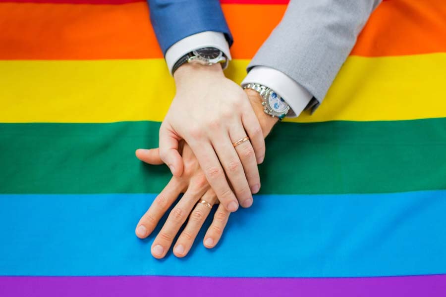 ২০১৮ সালের ৬ সেপ্টেম্বর, সুপ্রিম কোর্ট ভারতীয় সংবিধানের ৩৭৭ ধারায় সমকামিতাকে ‘অপরাধ’-এর তকমা থেকে মুক্তি দিয়েছে। কিন্তু দৈনন্দিন অপমান থেকে তাঁদের মুক্তি মেলেনি। নানা জায়গায় বিভিন্ন সময়ে সমকামীদের উপর নির্যাতন এবং আক্রমণের অভিযোগ উঠেছে।