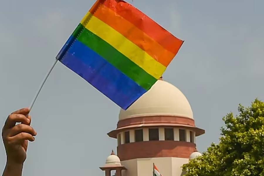 গত বছরের ২৫ নভেম্বর সুপ্রিম কোর্ট দুই সমকামী যুগলের দায়ের করা দু’টি মামলা সম্পর্কে অবহিত হয়। ২০২১ সালের ডিসেম্বরে অনুষ্ঠান করে বিয়ে করেন সুপ্রিয় চক্রবর্তী এবং অভয় ডাং। বস্তুত, তাঁরাই দেশের প্রথম সমকামী যুবক, যাঁরা বিয়ে করেছেন। এখন বিশেষ বিবাহ আইনের স্বীকৃতি চেয়ে আদালতের দ্বারস্থ হন ওই যুগল।