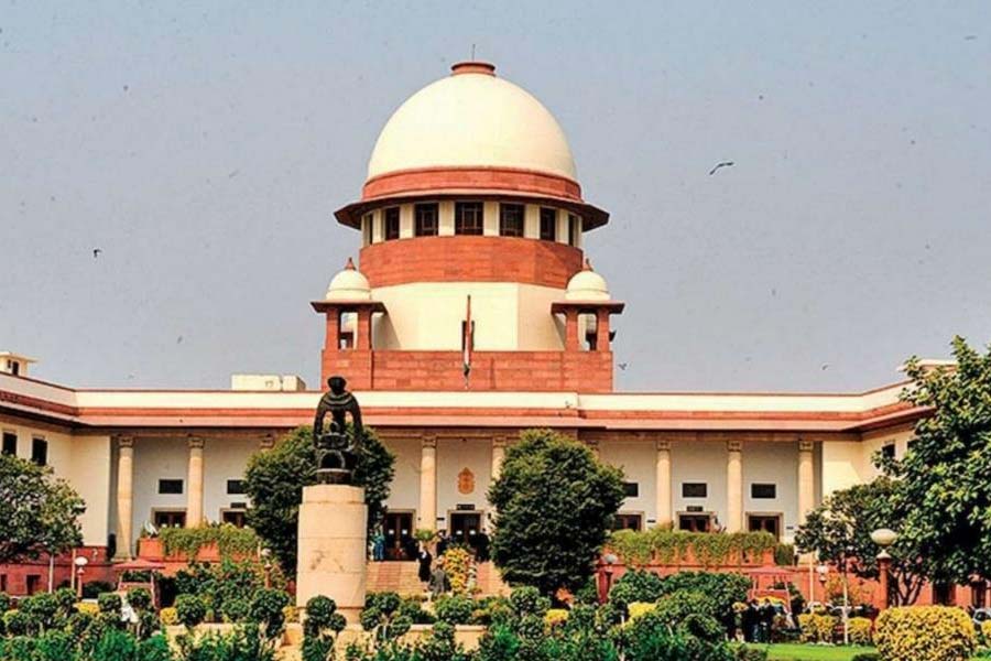 এর পরেই দেশের বিভিন্ন আদালতে জমে থাকা সমলিঙ্গ সংক্রান্ত যাবতীয় মামলা একসঙ্গে শোনার সিদ্ধান্ত নেয় সুপ্রিম কোর্ট। মামলাকারীরাও চেয়েছিলেন, সুপ্রিম কোর্টে তাঁদের আবেদনের শুনানি হোক। তারই রায় ঘোষণা হল মঙ্গলবার।